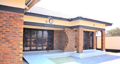 ManaComfy - 14Bed House - 4 Baths - Victoria Falls