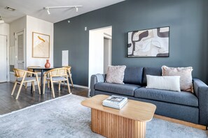 Een televisie en een stereo