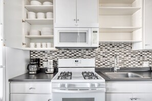 Een koelkast, een magnetron, een oven, een kookplaat