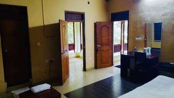 Royal Studio | Desk, free WiFi, bed sheets