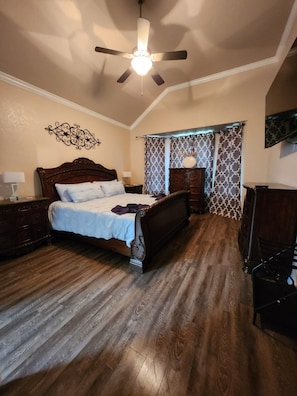 4 bedrooms, WiFi, bed sheets - Near Hospitals, Theme Parks & Lackland AFB (San Antonio)