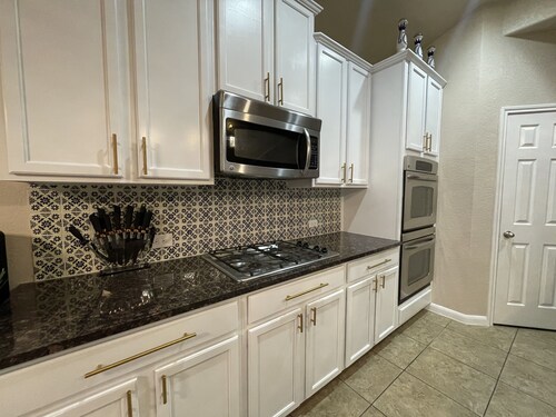 Luxurious home just minutes away from Sea World and Fiesta Texas!