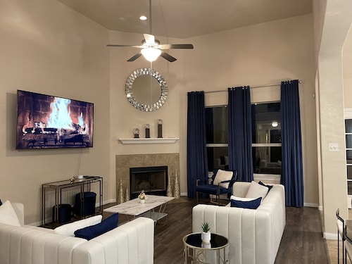 Luxurious home just minutes away from Sea World and Fiesta Texas!