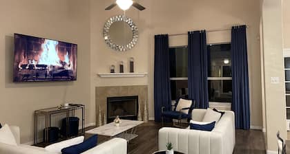 Luxurious home just minutes away from Sea World and Fiesta Texas!