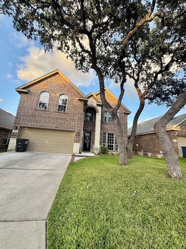 Near Hospitals, Theme Parks & Lackland AFB