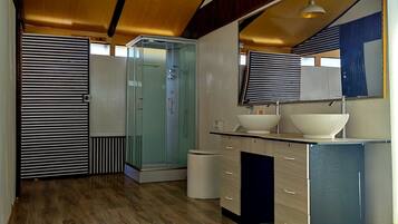 Panoramic Cabin | Bathroom | Towels, toilet paper