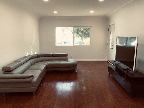 Cozy 2bd/1ba apartment Convenient and close to DTLA