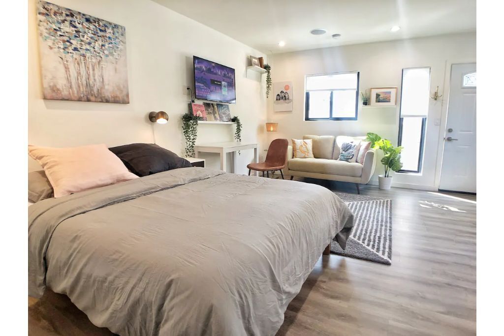Venice-Del Rey Bungalow by bikepath and beach!
