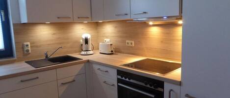 Een koelkast, een microgolfoven, een oven, een kookplaat