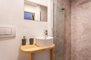 Ducha, secador de pelo, toallas