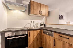 Fridge, oven, stovetop, dishwasher