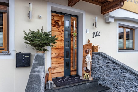 Exterior detail. Apartment 'Bergwelt A2' with Mountain View, Balcony and Wi-Fi