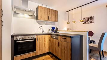 Fridge, oven, stovetop, dishwasher