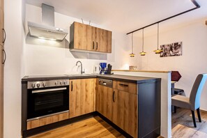 Fridge, oven, stovetop, dishwasher