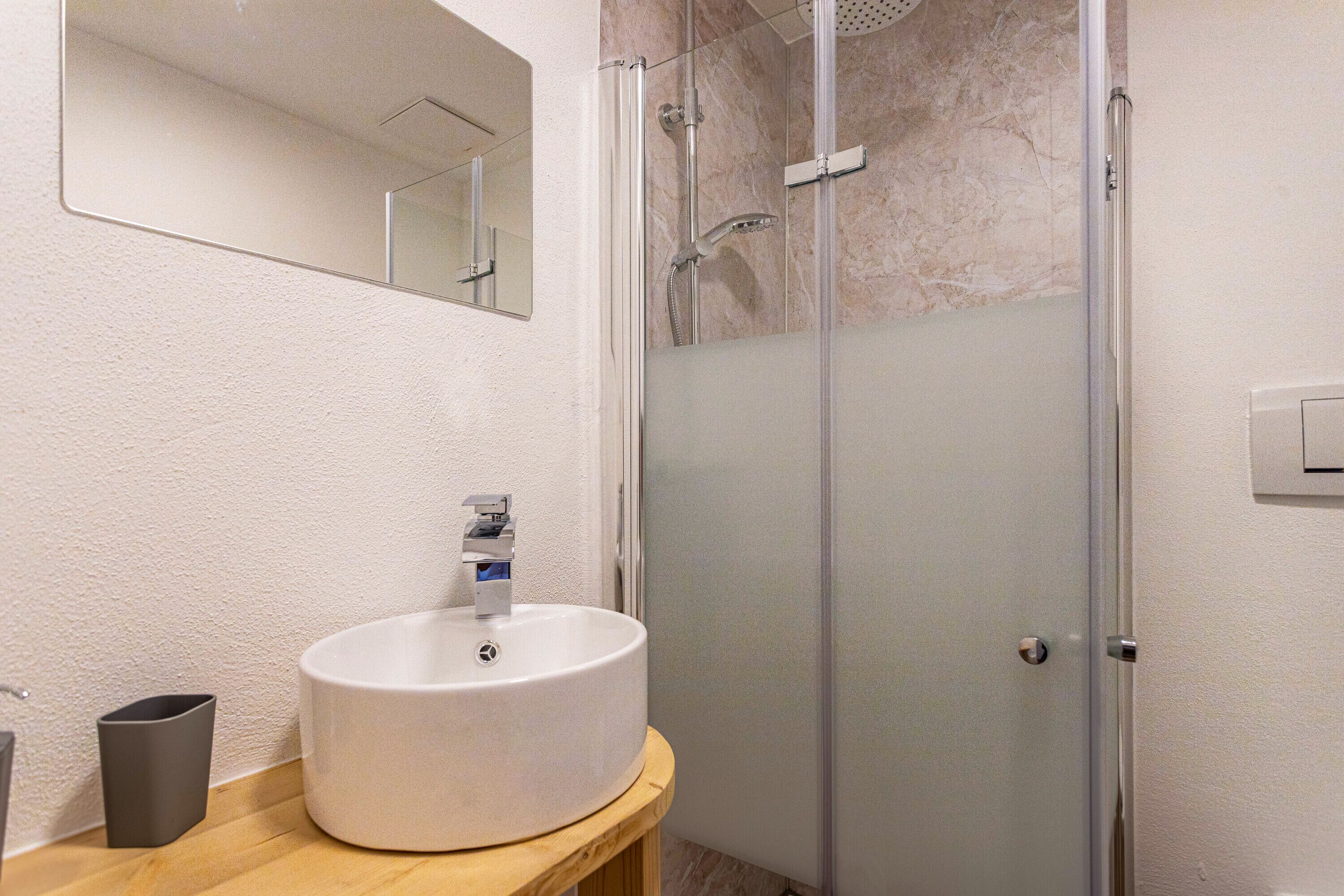 Een douche, een haardroger, handdoeken