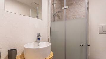 Een douche, een haardroger, handdoeken