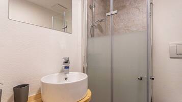 Chuveiro, secador de cabelo, toalhas de banho