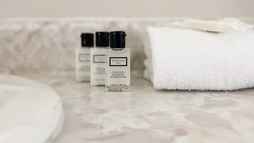 Combined shower/tub, designer toiletries, hair dryer, towels