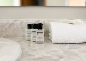 Suihkun ja ammeen yhdistelmä, designer-hygieniatuotteet, hiustenkuivaaja