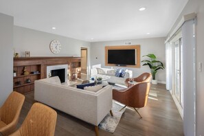 65-inch flat-screen TV with digital channels, TV, fireplace - Hidden Valley Pl - 90210 Villa With Canyon Views and a Large Private Backyard (Beverly Hills)