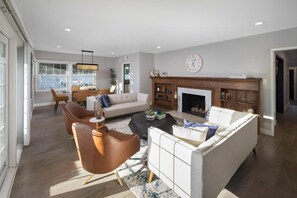 65-inch flat-screen TV with digital channels, TV, fireplace - Hidden Valley Pl - 90210 Villa With Canyon Views and a Large Private Backyard (Beverly Hills)