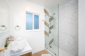 Villa, Mehrere Betten, Terrasse, Gartenblick (Hidden Valley Pl) | Badezimmer | Handtücher, Toilettenpapier