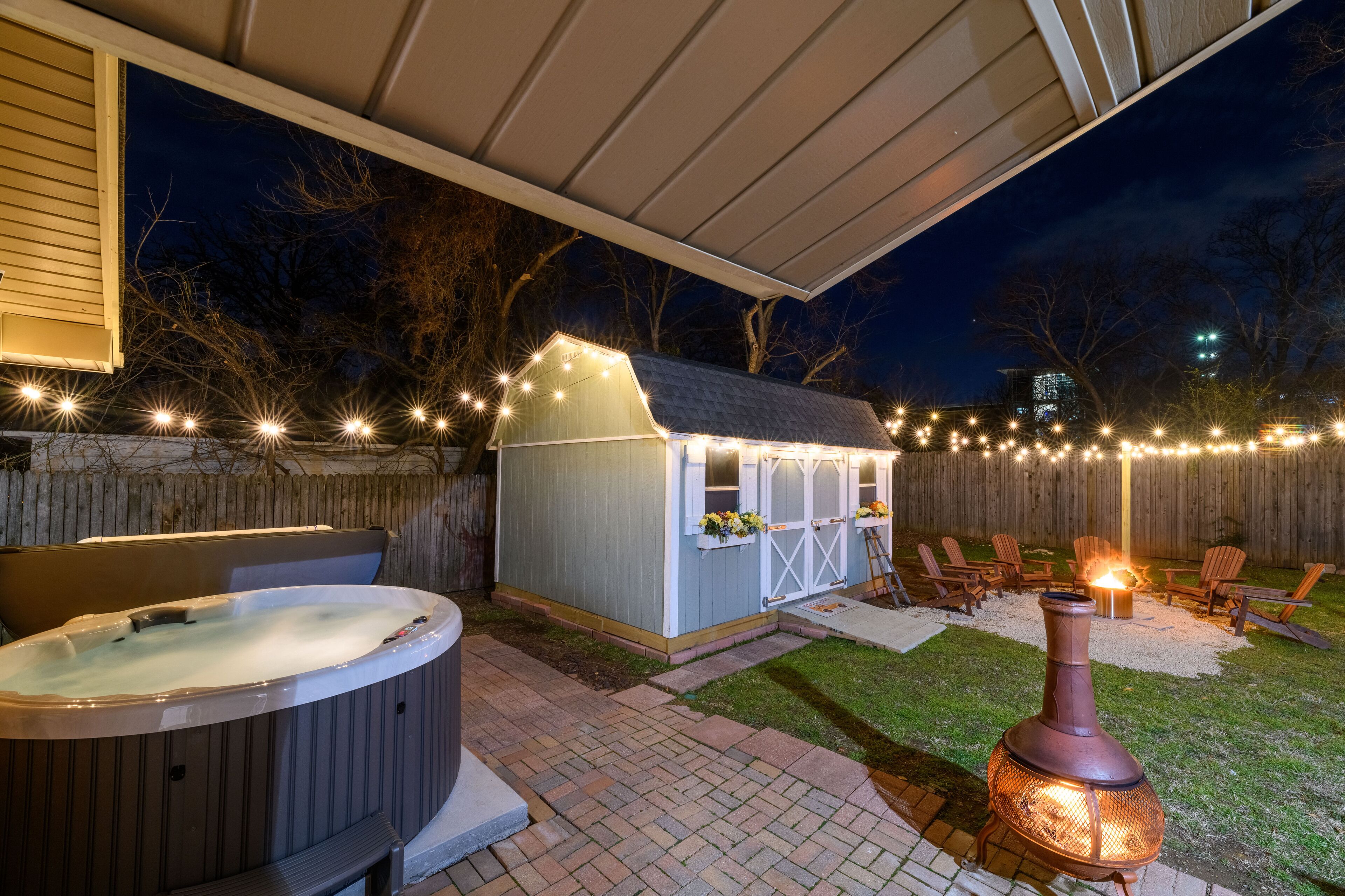 USFL! Hot Tub, Pool Table, Fire Pits, King beds, BBQ Fun! 🐾🏡 