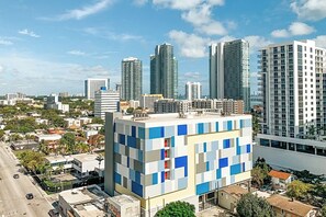 Exterior - 5 minute walk to Margret Pace Park, Wynwood, Midtown. (Miami)