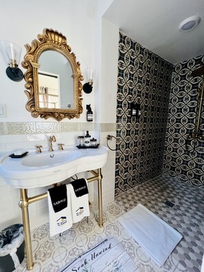Quarto luxo | Banheiro | Chuveiro, secador de cabelo, roupões de banho, toalhas de banho