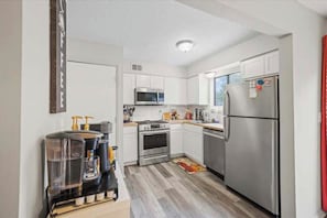 Kühlschrank, Mikrowelle, Ofen, Herdplatte