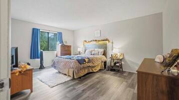 2 bedrooms, desk, WiFi, bed sheets