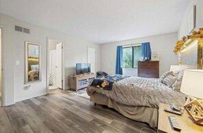 2 bedrooms, desk, WiFi, bed sheets