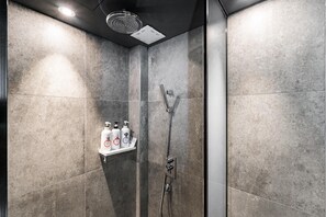 Standard Double Room | Bathroom | Free toiletries, hair dryer, bathrobes, slippers - Shinchon Wol Hotel (Seoul)