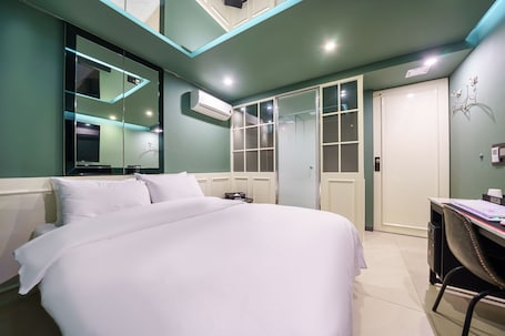Minibar, sistema de insonorización, wifi gratis y ropa de cama