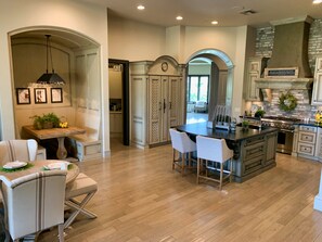Dining - Luxury Gated Estate - Minutes to Peoria Sports Complex and Scottsdale (Peoria)