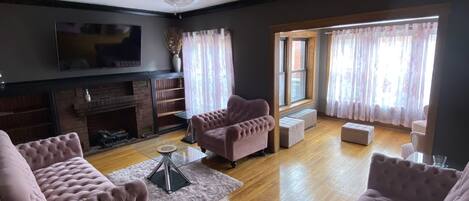 スマートテレビ、暖炉、書庫