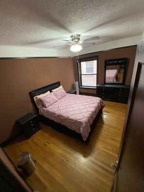 3 bedrooms, desk, iron/ironing board, free WiFi