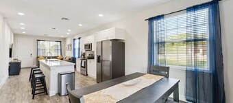 Modern 4 bedroom, Close to Disney, Pool, Game Room, Sleeps 11