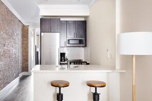 Réfrigérateur, micro-ondes, four, plaque de cuisson