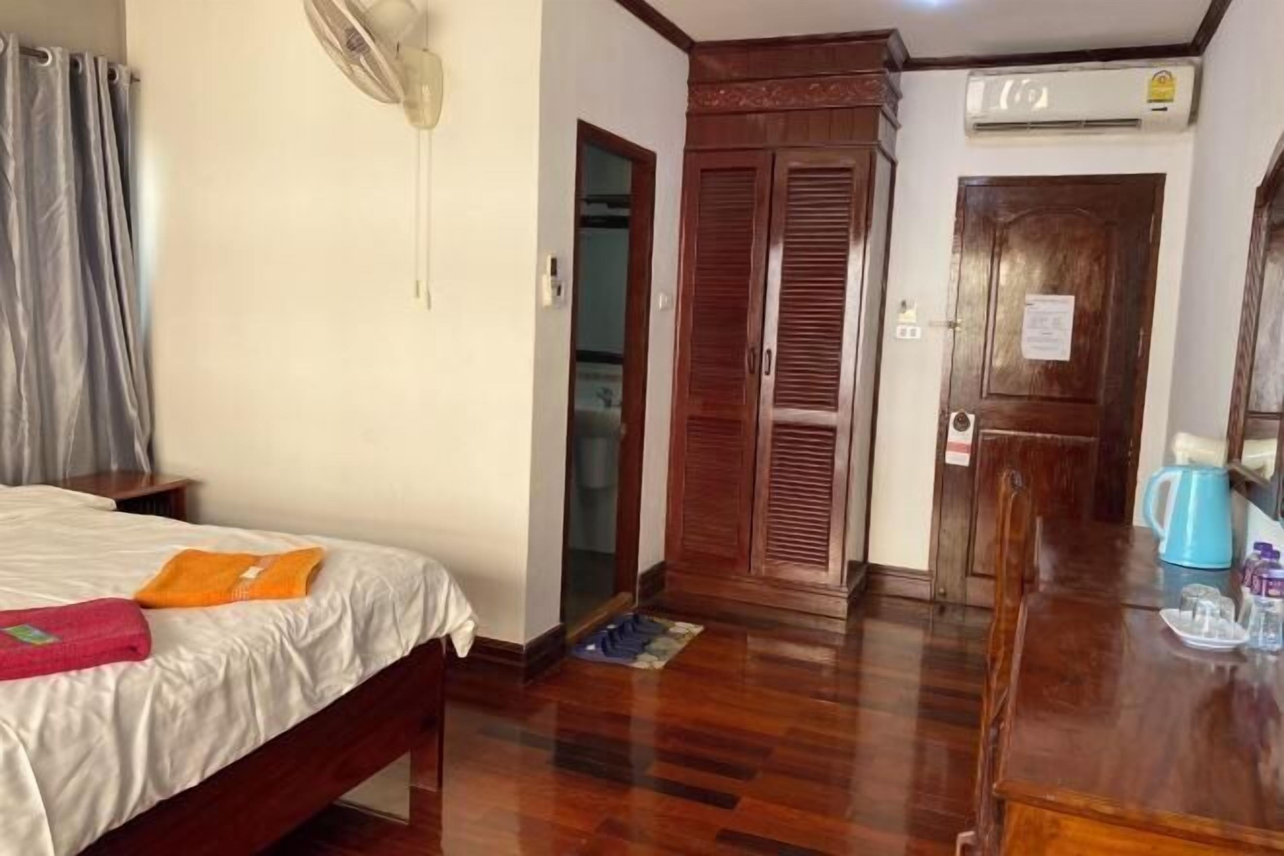 Muebles diferentes, escritorio, cortinas blackout y wifi gratis 