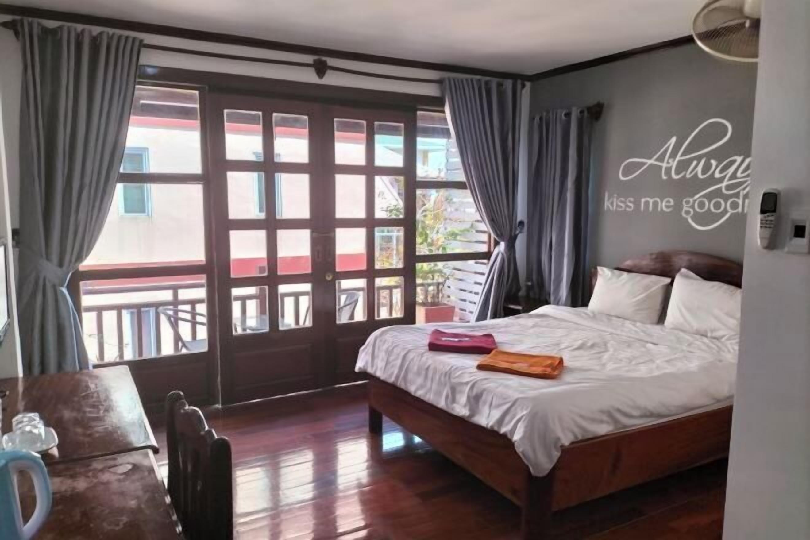 Muebles diferentes, escritorio, cortinas blackout y wifi gratis 