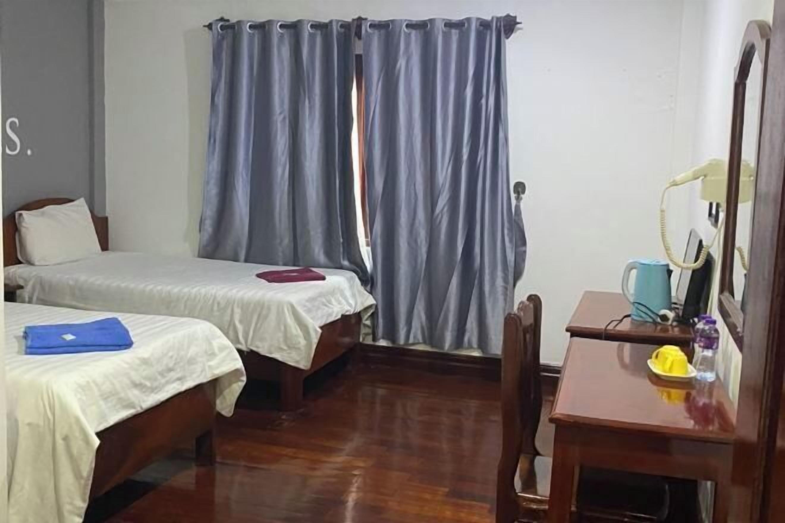 Muebles diferentes, escritorio, cortinas blackout y wifi gratis 