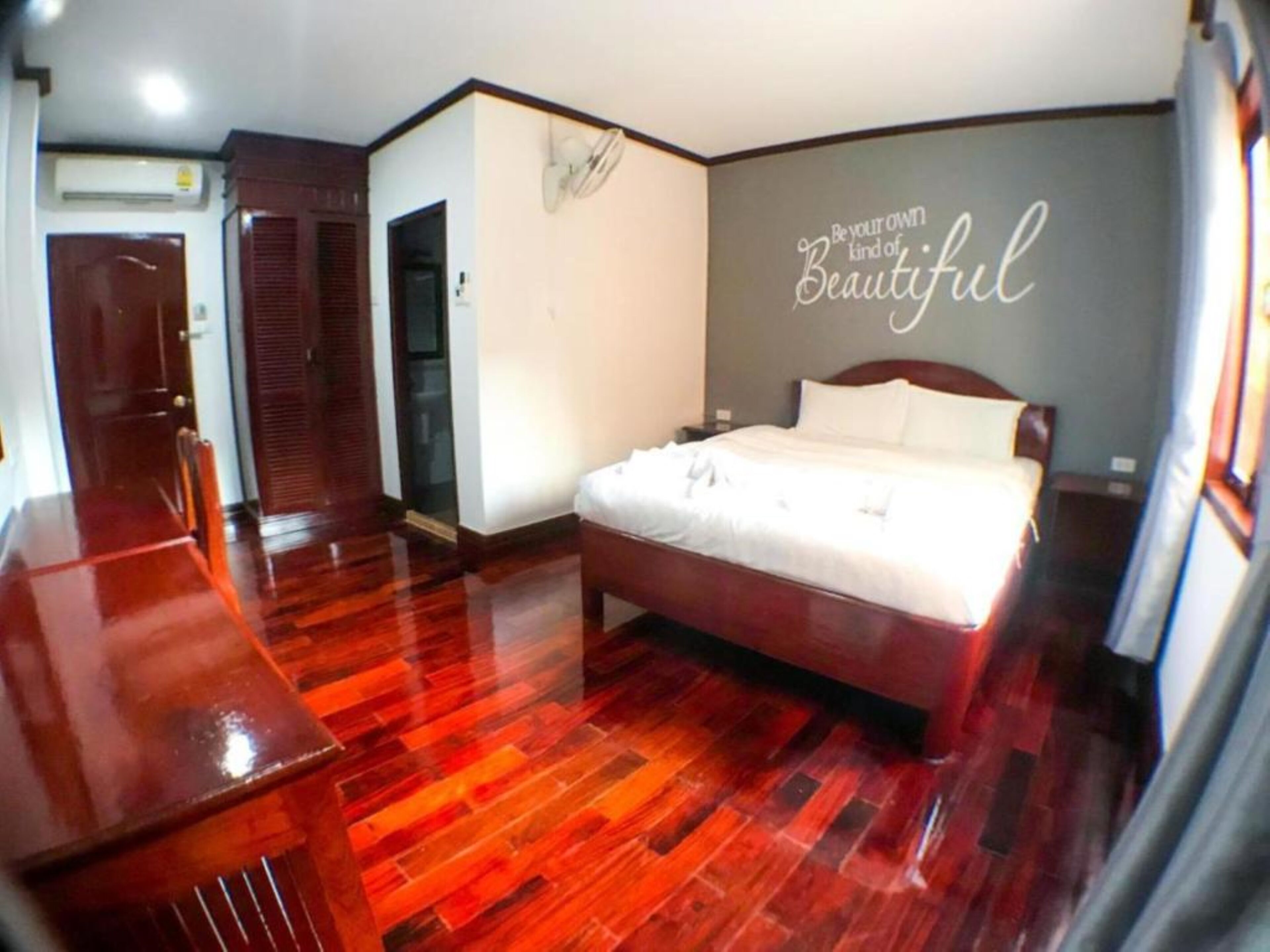 Habitación doble económica | Muebles diferentes, escritorio, cortinas blackout y wifi gratis 