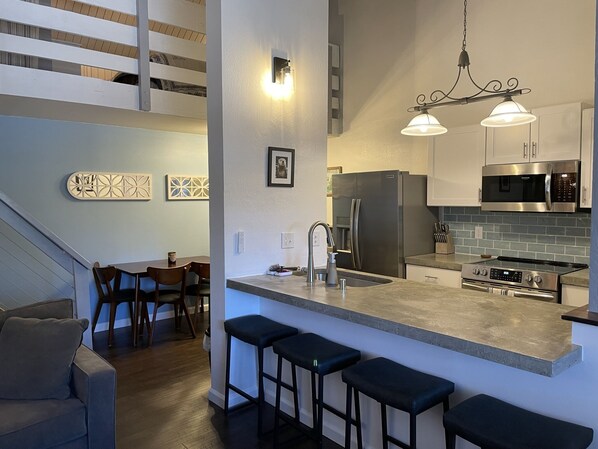 Fridge, microwave, oven, stovetop - Fully remodeled 1 Bedroom + Loft great for families, with washer/dryer (Mammoth Lakes)