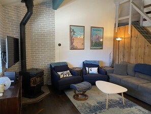 Smart TV, DVD player, streaming services - Fully remodeled 1 Bedroom + Loft great for families, with washer/dryer (Mammoth Lakes)