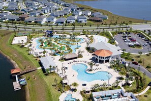 Un quartier résidentiel doté d’une grande piscine, d’un parc aquatique et d’une zone de plage.