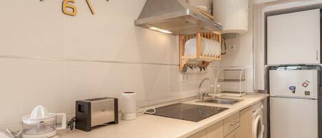 Kühlschrank, Mikrowelle, Ofen, Toaster