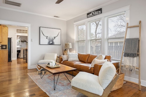 4 min walk to Town Square! 3bd 2bath cozy Historical home