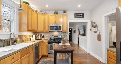 4 min walk to Town Square! 3bd 2bath cozy Historical home
