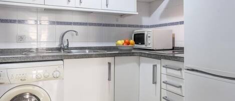 Een koelkast, een microgolfoven, een koffiezetapparaat/waterkoker